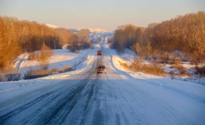 Route enneigée au Kazakhstan du nord :